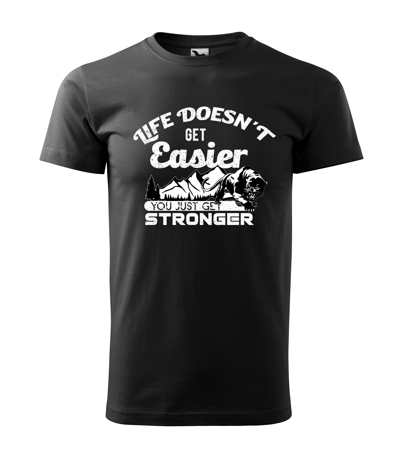 Schwarzes T-Shirt mit dem inspirierenden Spruch „Life Doesn’t Get Easier, You Just Get Stronger“ und einem kraftvollen Panther-Motiv vor einer Bergkulisse. Perfekt für Kämpfer und Durchhaltevermögen.