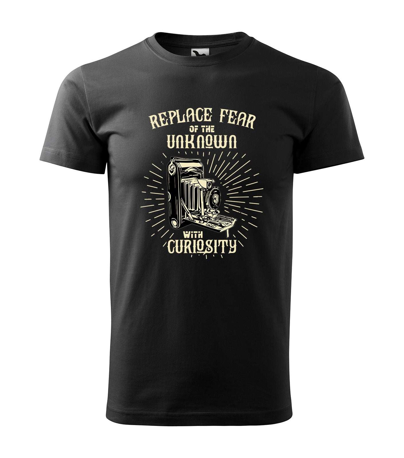 Schwarzes T-Shirt mit Vintage-Motiv einer alten Kamera und dem Spruch „Replace Fear of the Unknown with Curiosity“. Perfekt für Entdecker, Fotografen und kreative Köpfe.