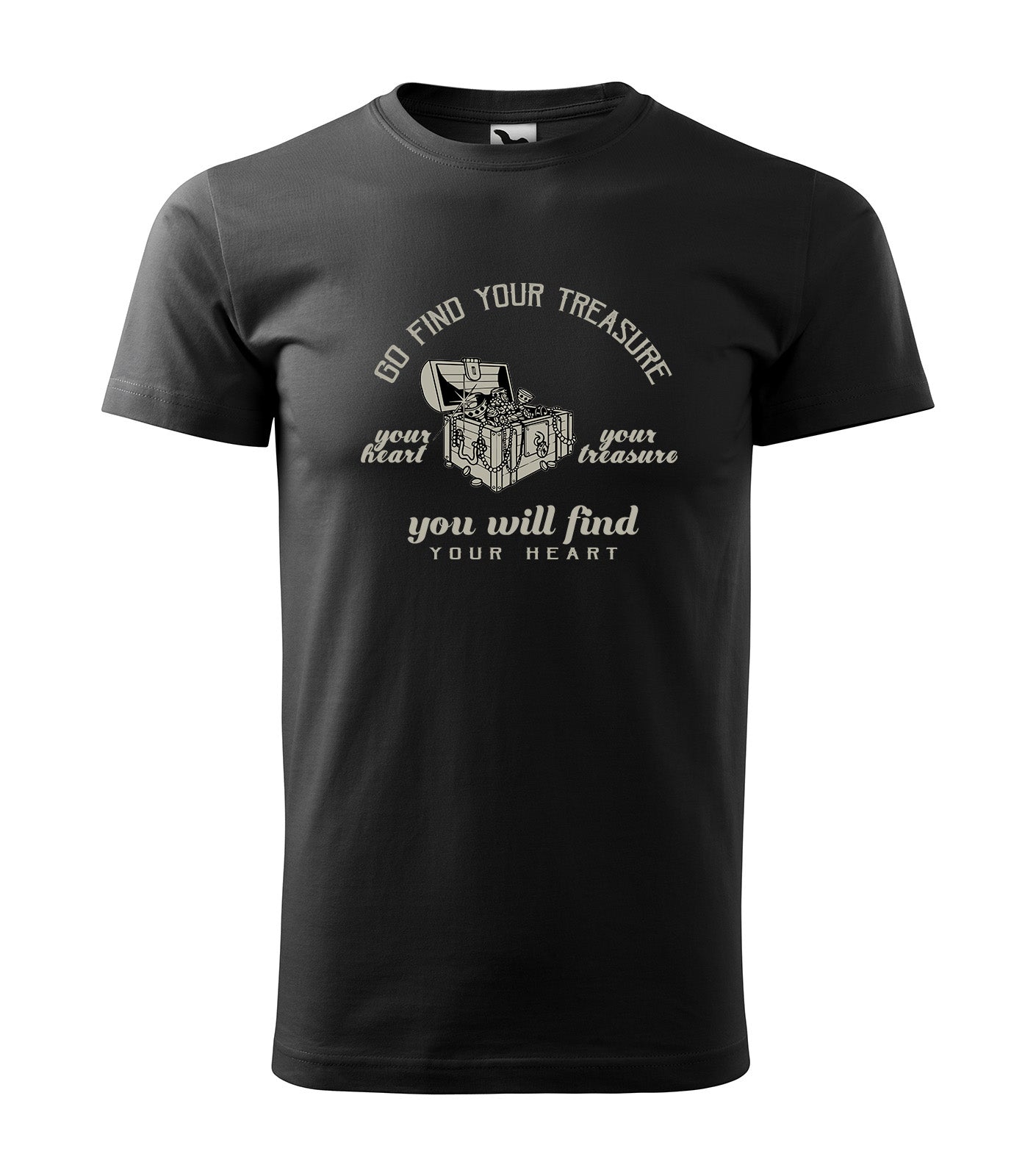Schwarzes T-Shirt mit Schatzkisten-Motiv und dem inspirierenden Spruch „Go Find Your Treasure – You Will Find Your Heart“. Perfekt für Abenteurer & Träumer.