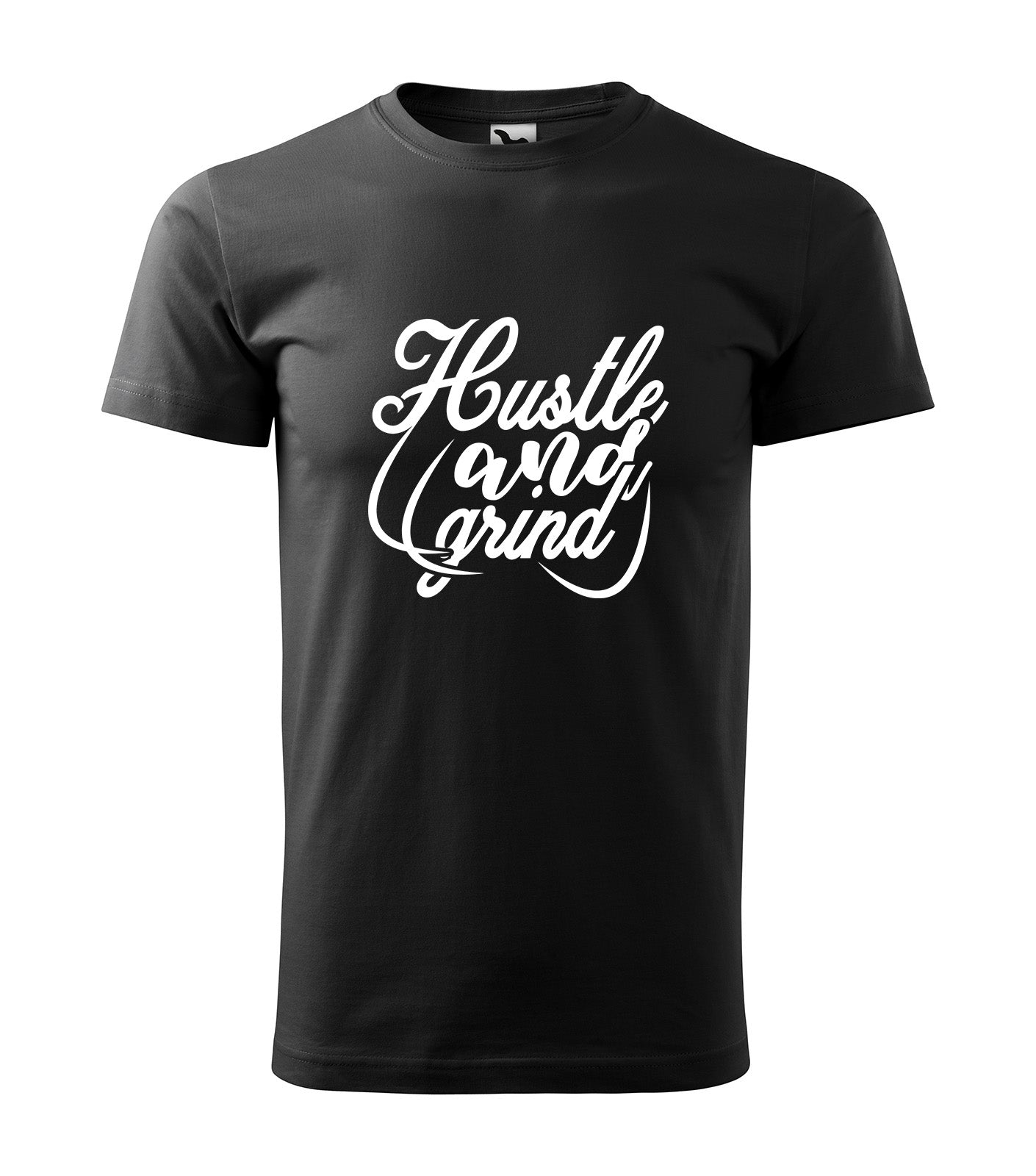 Schwarzes T-Shirt mit geschwungener weißer Schrift „Hustle and Grind“. Perfekt für Unternehmer, Sportler und ambitionierte Persönlichkeiten.