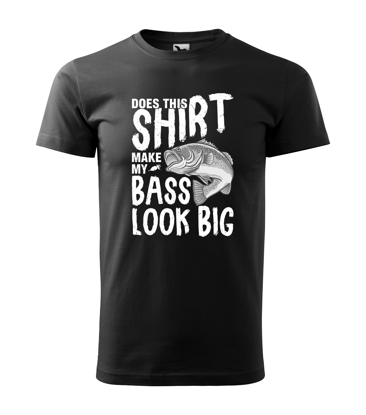 Schwarzes T-Shirt mit dem humorvollen Spruch „Does This Shirt Make My Bass Look Big?“ und einem detailreichen Schwarzbarsch-Motiv. Perfekt für Fischer mit Sinn für Humor.