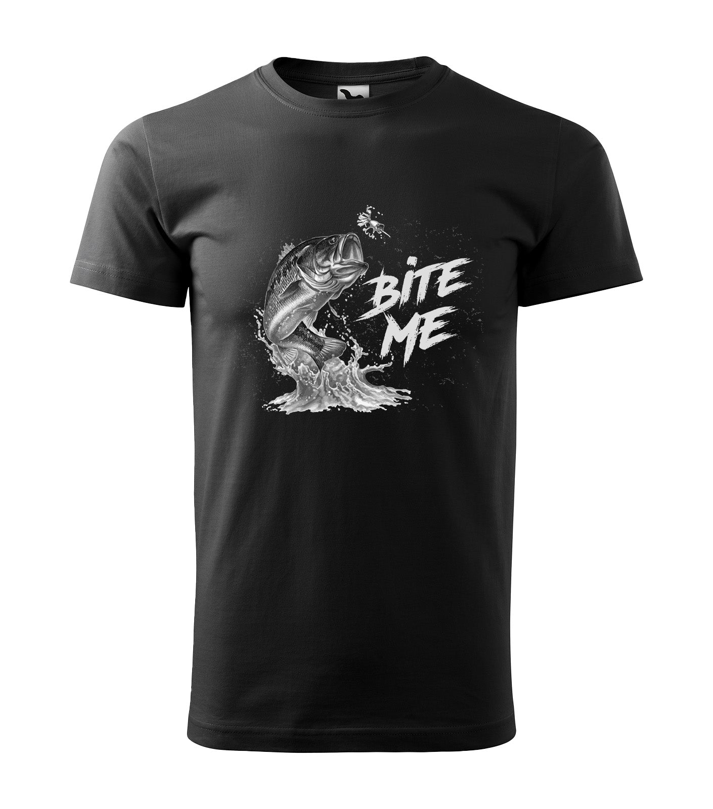 Schwarzes T-Shirt mit stilisierter Fisch-Illustration und dem frechen Spruch „Bite Me“ in dynamischer Schrift. Perfekt für Angler & Outdoor-Liebhaber.