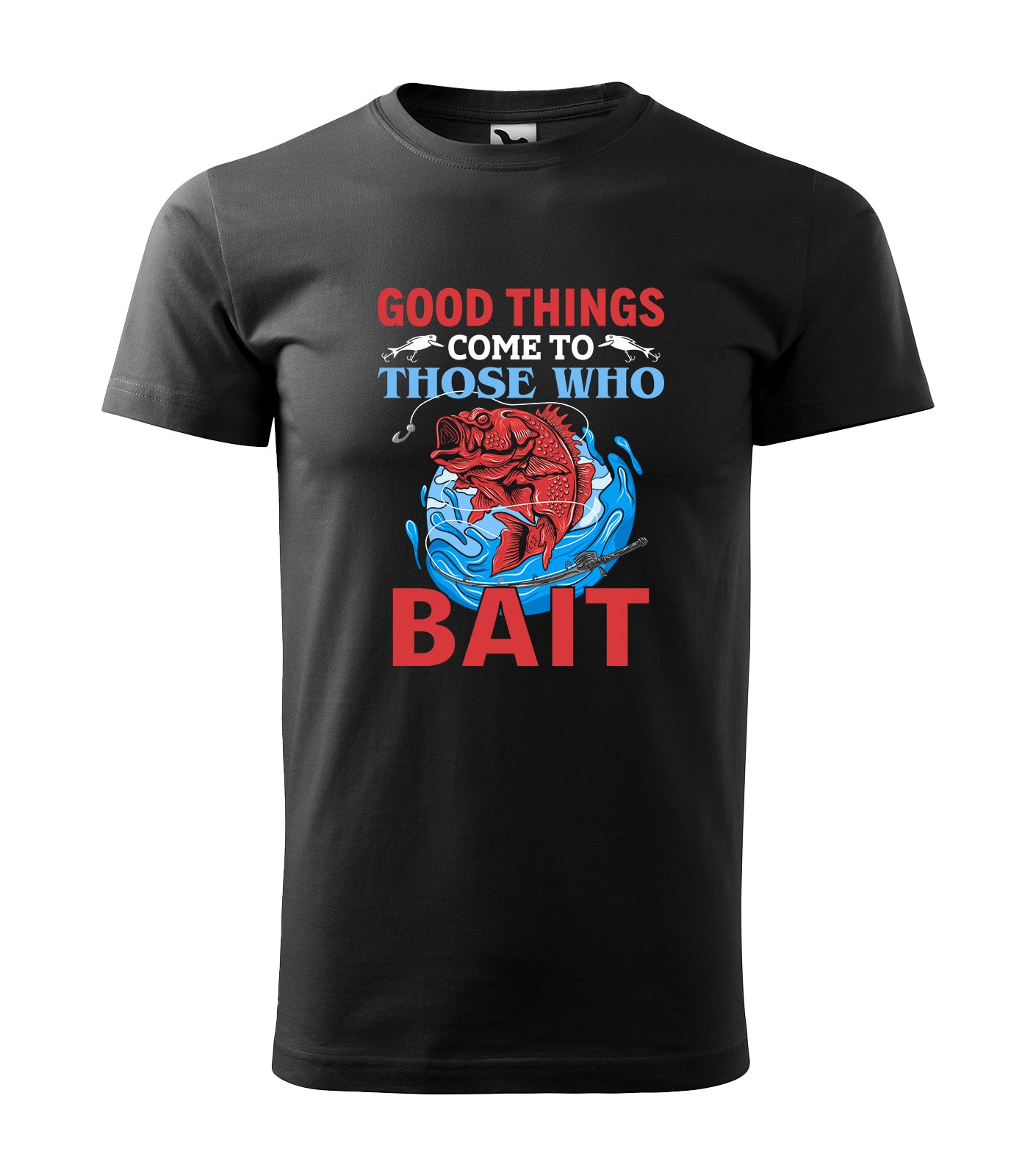 Schwarzes T-Shirt mit Fischdesign, Schriftzug „Good Things Come to Those Who Bait“ in Rot und Blau sowie Angelhaken-Grafiken. Perfekt für Fischer & Angel-Fans.