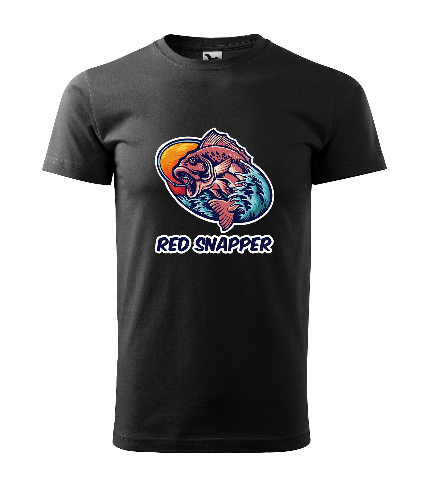 Schwarzes T-Shirt mit buntem Red Snapper-Fischmotiv vor einem Sonnenuntergang und Wellen. Perfekt für Angler & Meeresliebhaber.