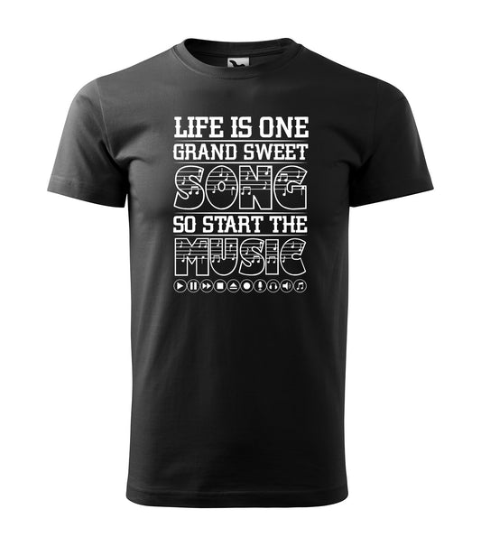 Schwarzes T-Shirt mit weißem Schriftzug „Life Is One Grand Sweet Song, So Start the Music“ und Musiksymbolen. Perfekt für Musikliebhaber, die ihr Leben wie eine große Melodie gestalten.
