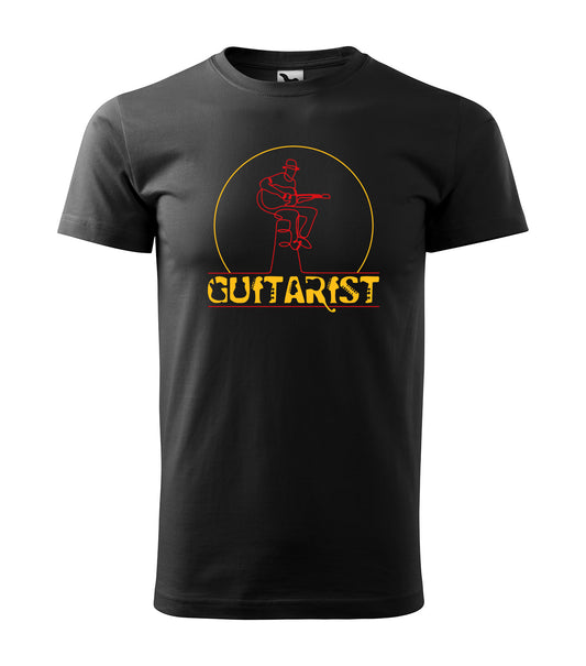 Schwarzes T-Shirt mit einer minimalistischen Linienzeichnung eines Gitarristen und dem auffälligen Schriftzug „Guitarist“ in Gelb und Rot. Perfekt für Gitarrenliebhaber und Musiker.